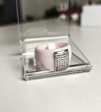 Кольцо с серебряными кристаллами из розовой керамики