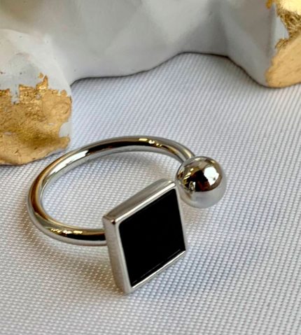 Кольцо Венера в серебряном исполнении с вставкой чёрная эмаль