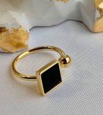 Кольцо Венера в золотом исполнении cо вставкой из чёрной эмали